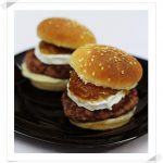 Mini Hamburguesas Caseras con Cebolla Caramelizada y Queso de Cabra